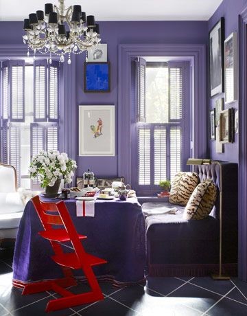 Фиолетовые обои в интерьере спальни: полезные правила (фото)