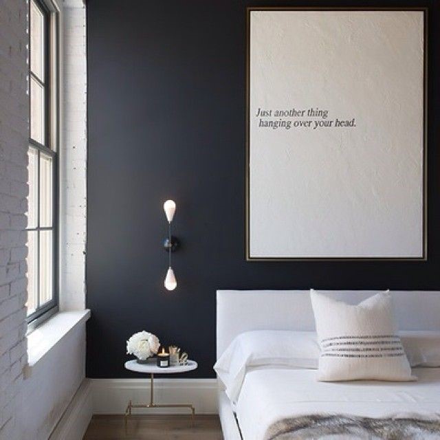 Большая картина на стене в спальне как центр внимания в интерьере 