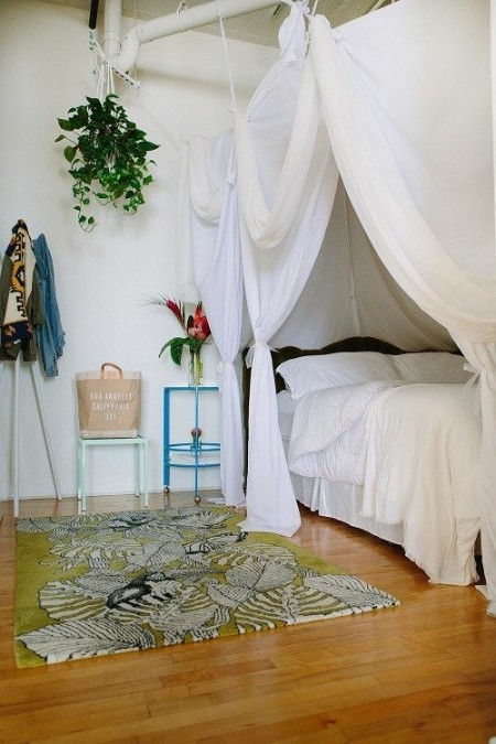 Балдахин над кроватью в интерьере в стиле Лофт 