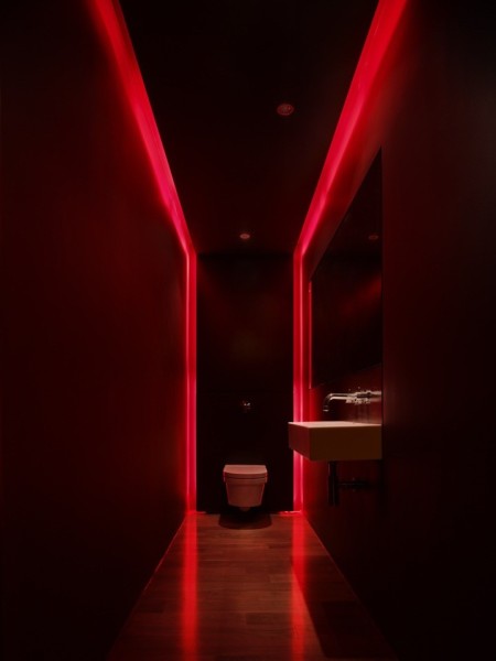 Дизайн туалета в красно-черном цвете. Чтобы долго не задерживались. 