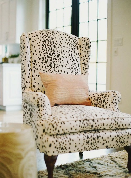 Кресло с расцветкой шкуры Долматина