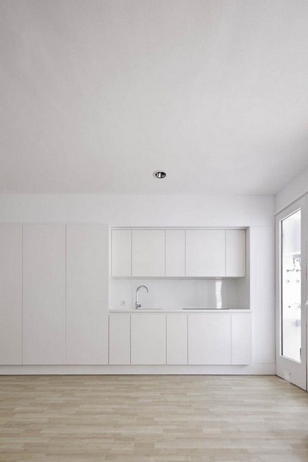 Белая кухня в минималистичном стиле с гладкими фасадами