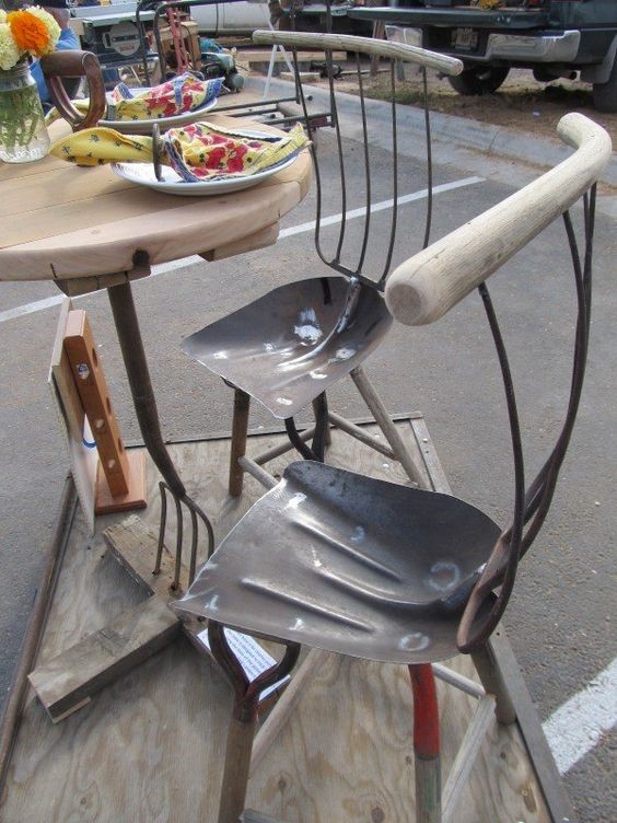 Мебель из садовых инструментов для уличного кафе 