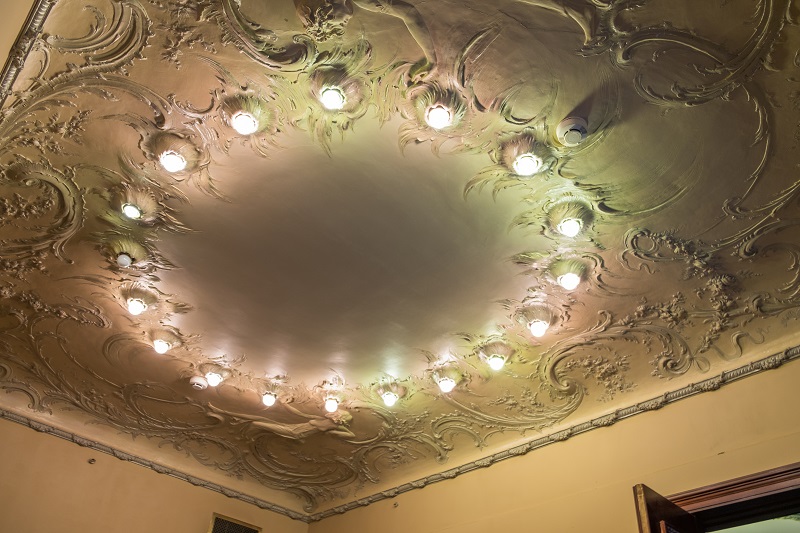Потолок с встроенными светильниками в особняке Смирнова 