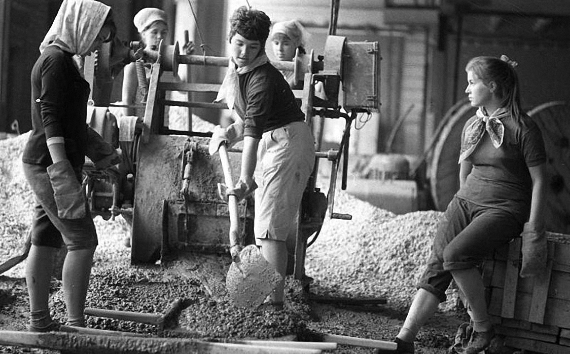 Советское фото - женщины месят бетон