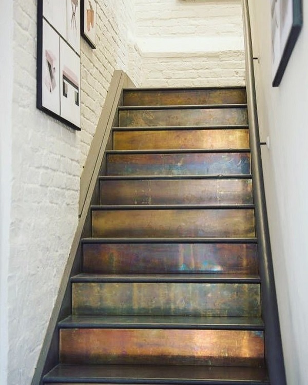 Декор ступеней лестницы при помощи металлических листов