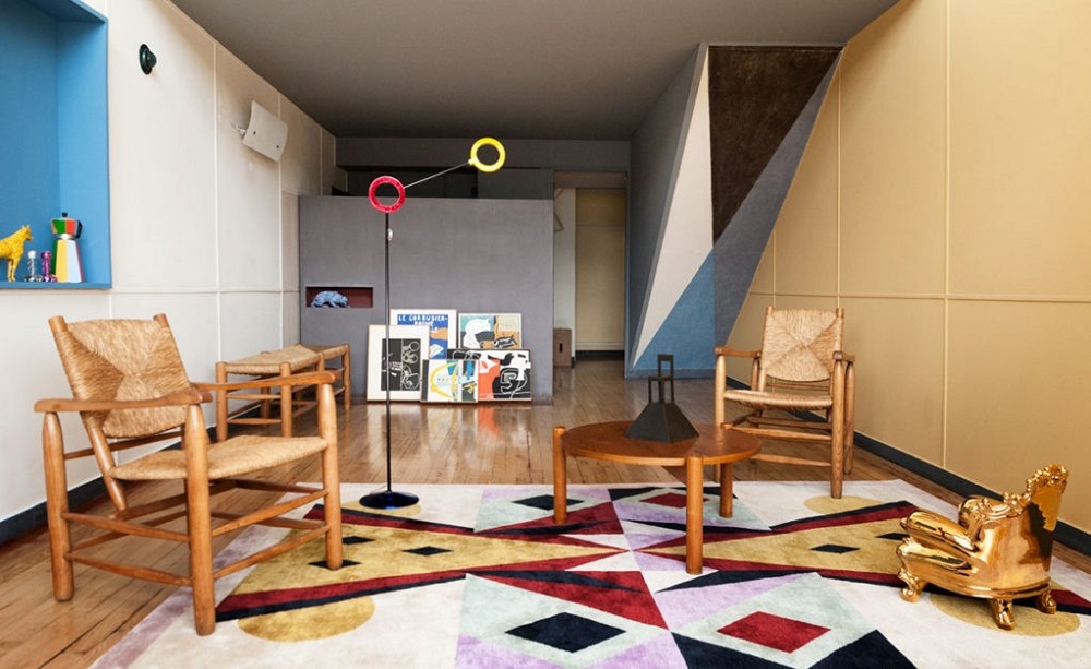 Интерьер для жилой единицы Ле Корбюзье, маленькое золотое кресло и лампа из трех колец – от Мендини