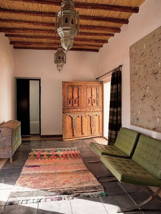 Интерьер в марокканском стиле с креслом Барселона 
